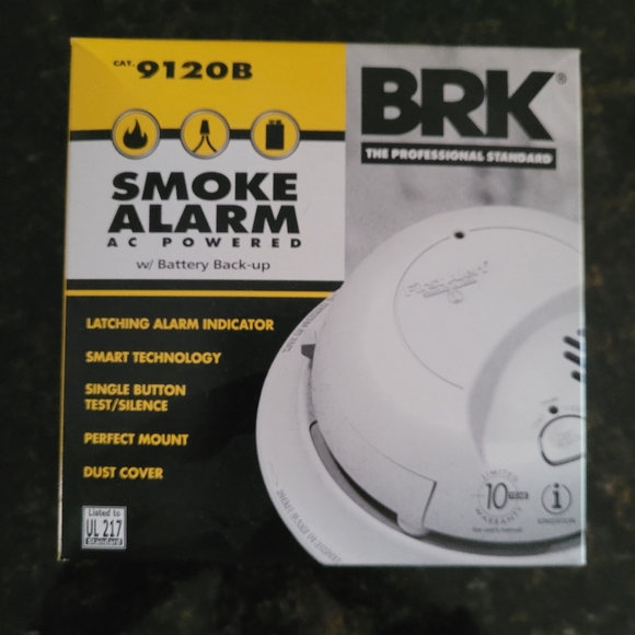 NEW First Alert BRK Smoke Detector 9120b with Battery Backup - Picture 1 of 9